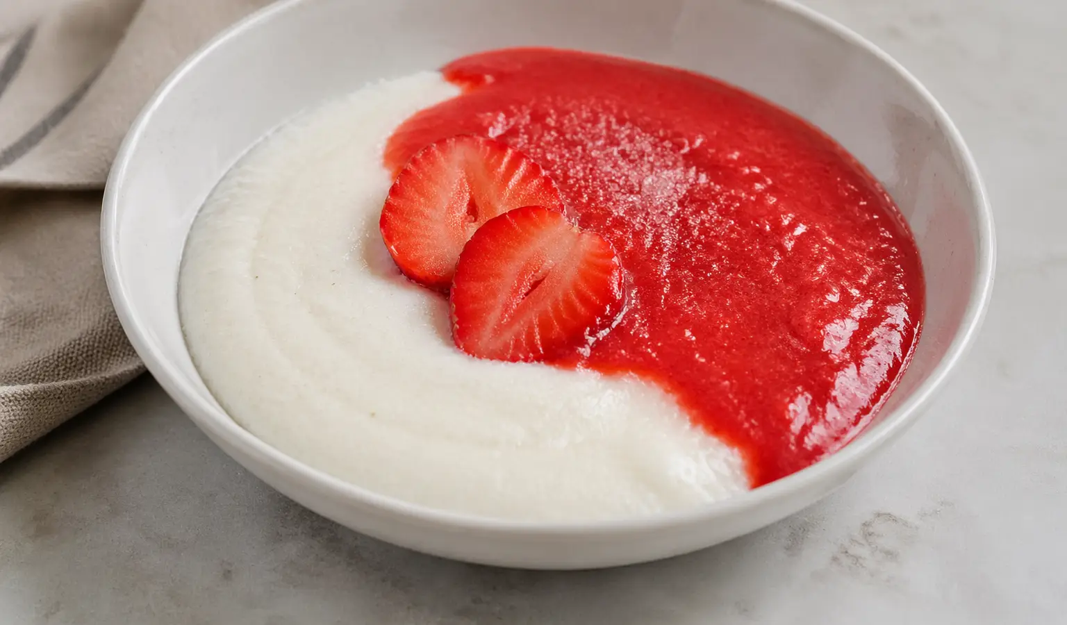 Kasza manna z musem truskawkowym