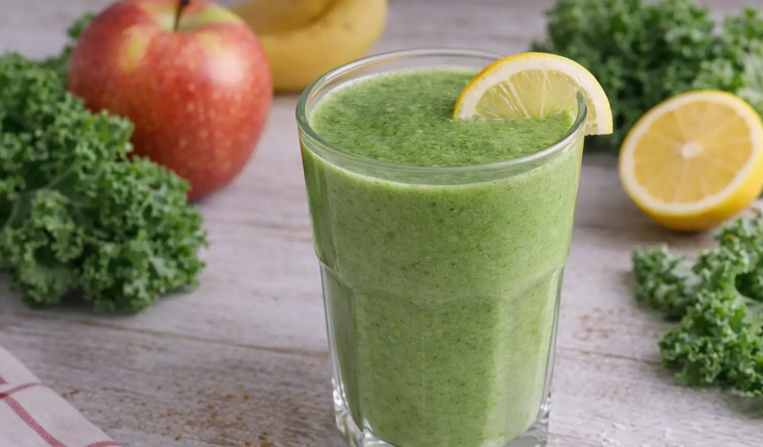 Zielony koktajl z jarmużem i jabłkiem
