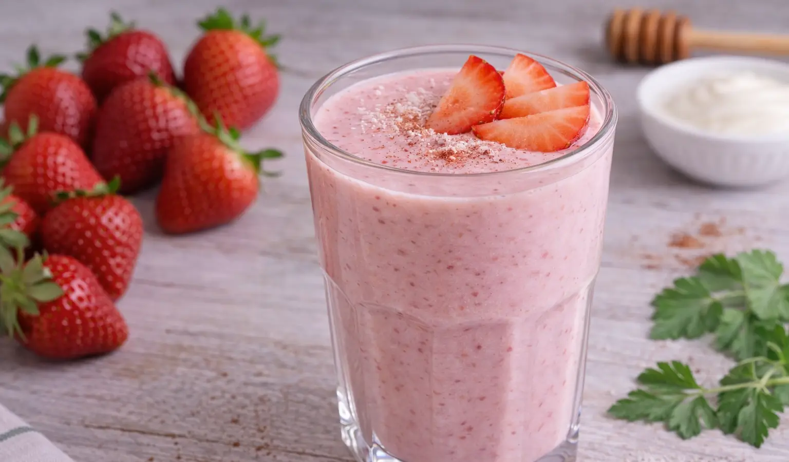 Maślankowy koktajl truskawkowy