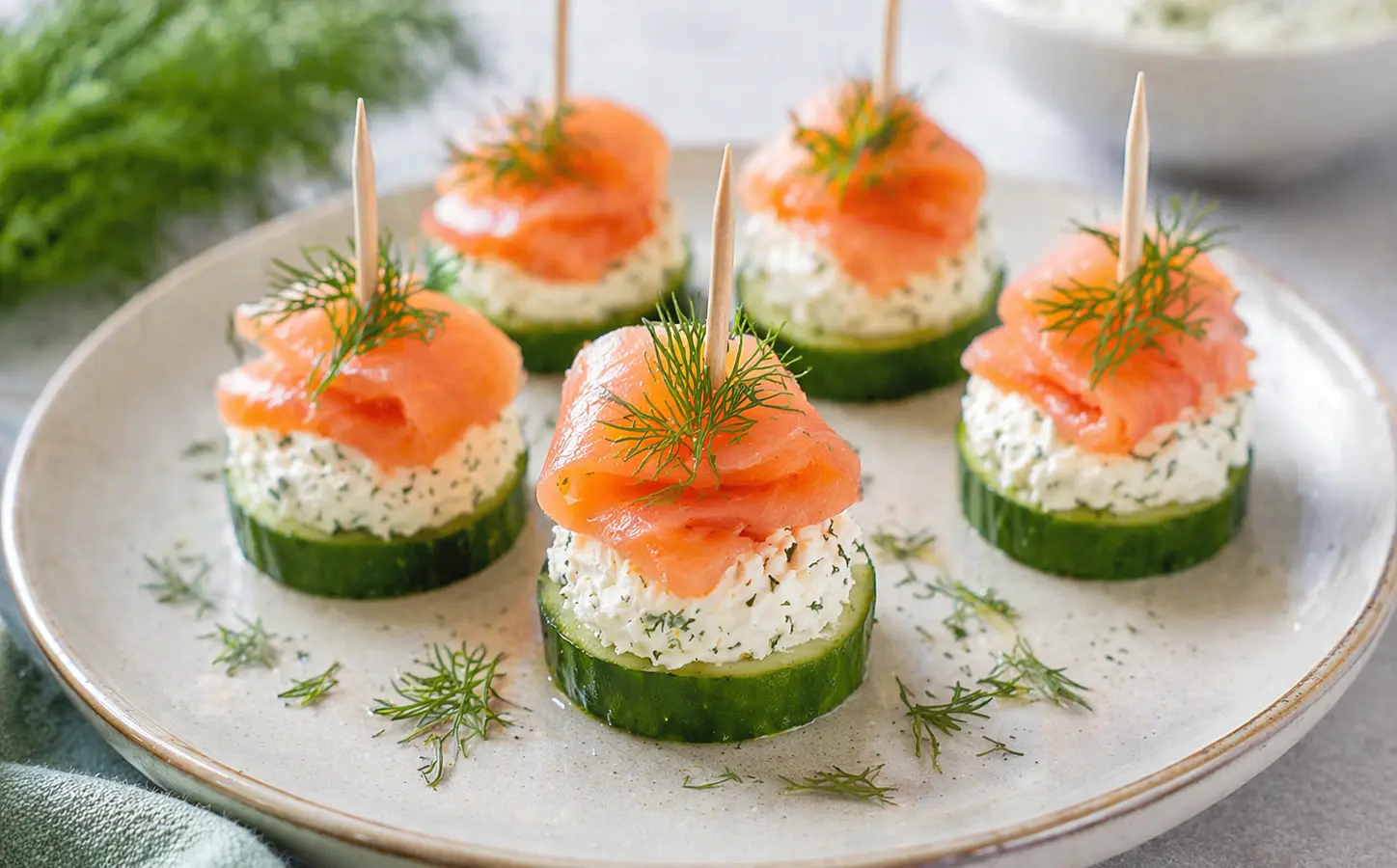 Koreczki z łososiem i serkiem