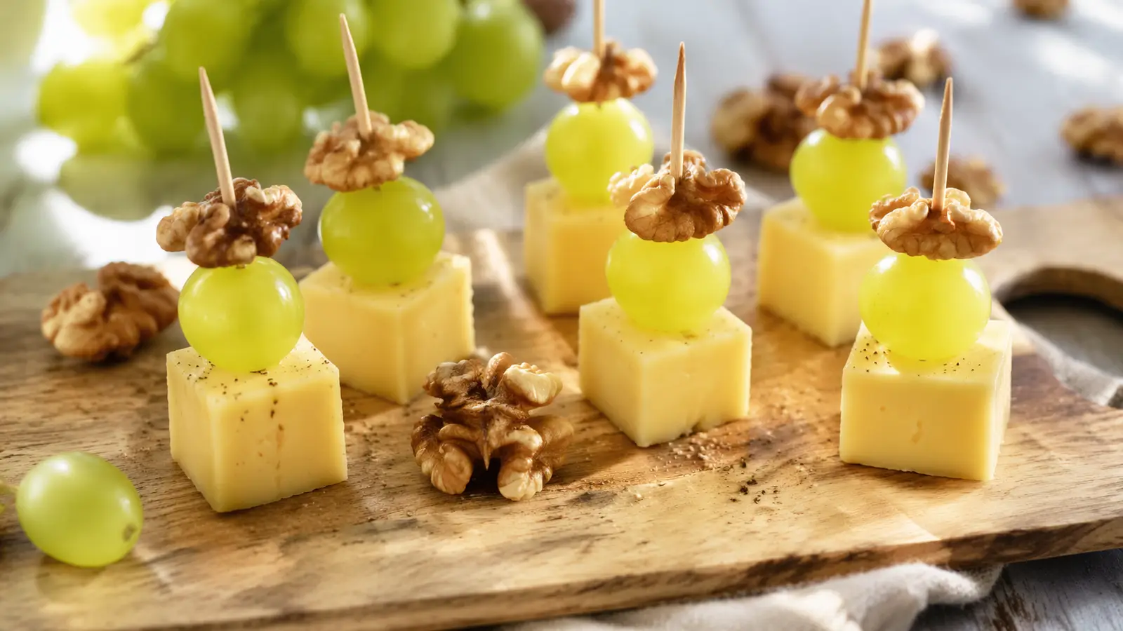Koreczki z serem, winogronem i orzechem