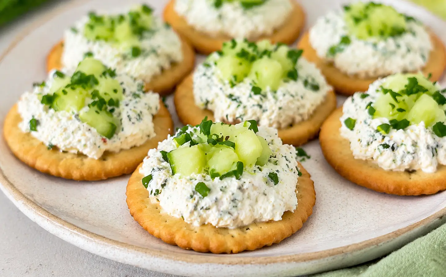 Krakersy z twarożkiem i ogórkiem