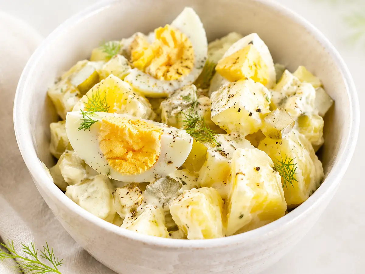 Mini sałatka ziemniaczana z jajkiem