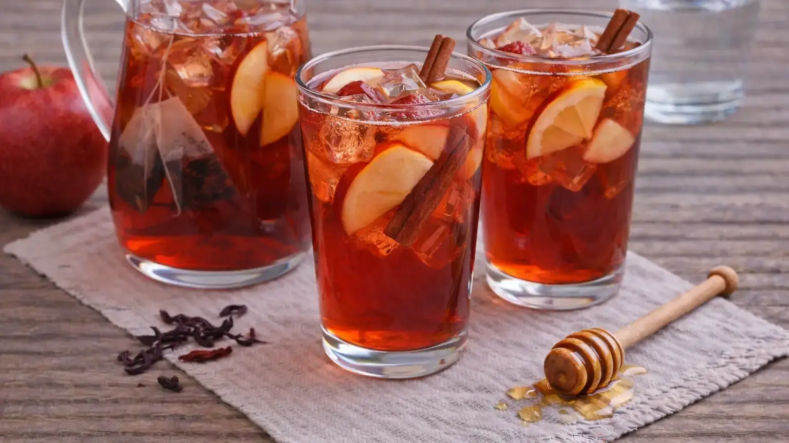 Mrożona herbata z jabłkiem i cynamonem