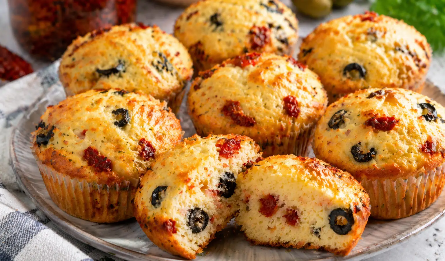 Muffinki z suszonymi pomidorami i oliwkami