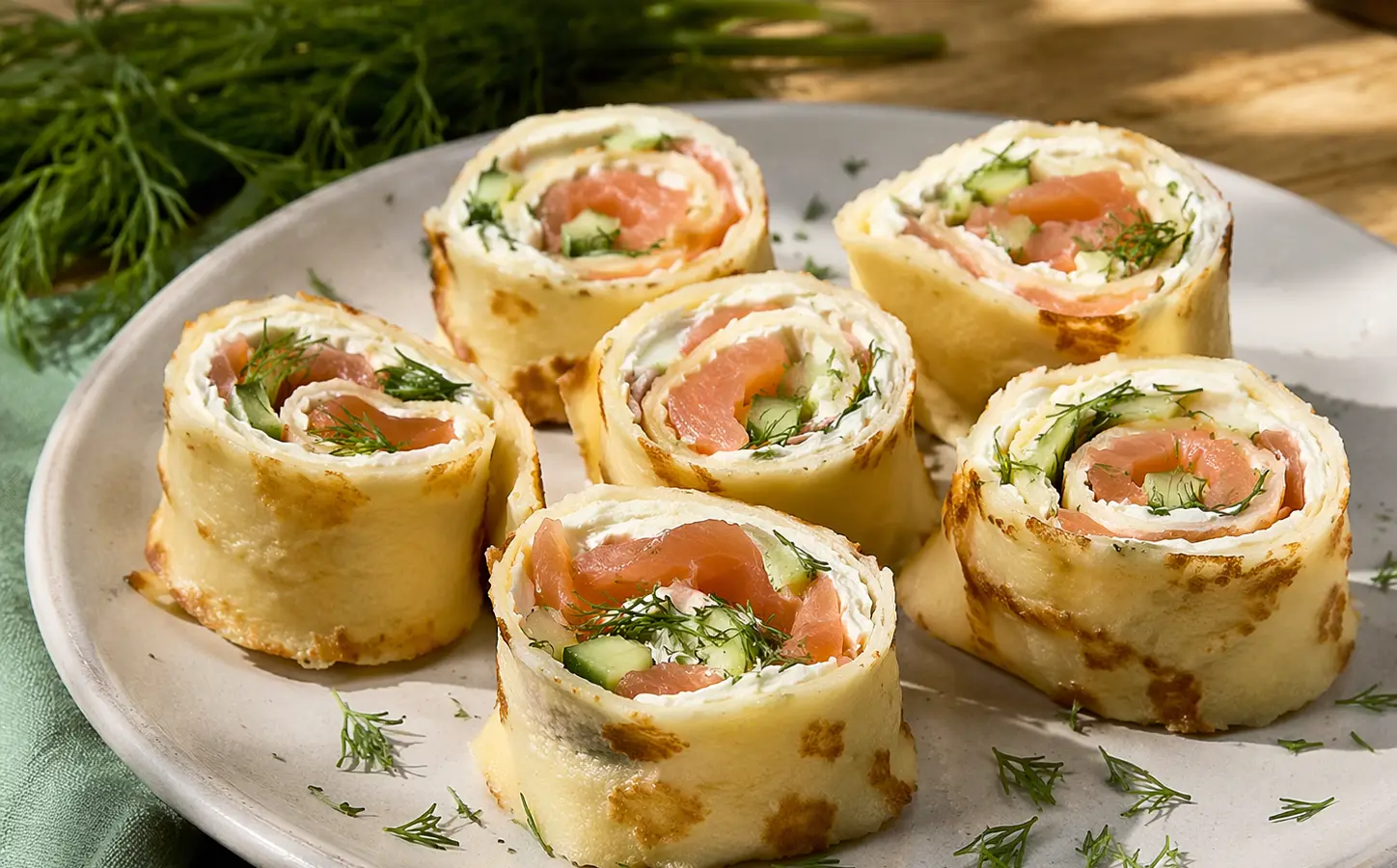 Mini naleśniczki z łososiem