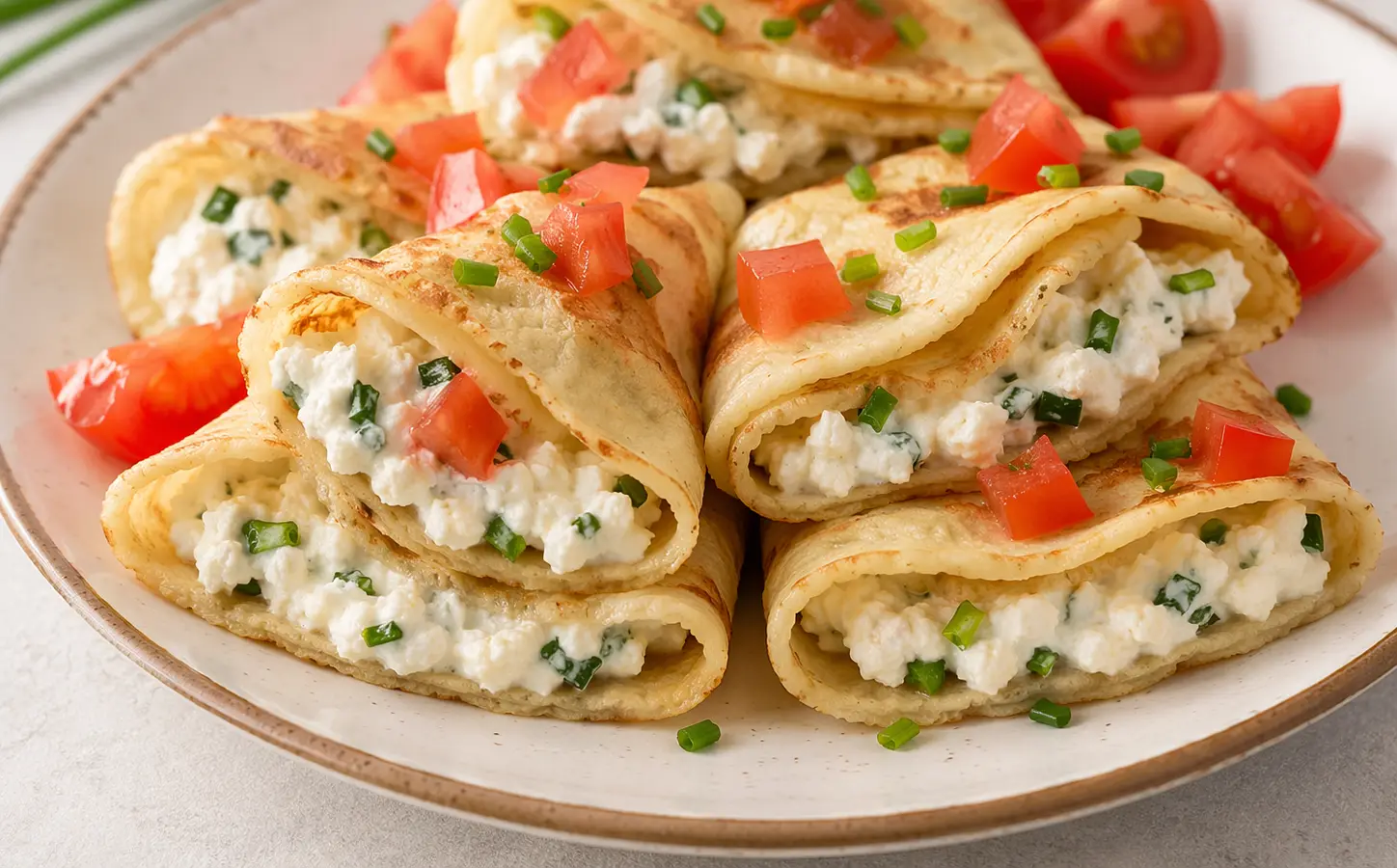 Mini naleśniczki z twarożkiem i szczypiorkiem