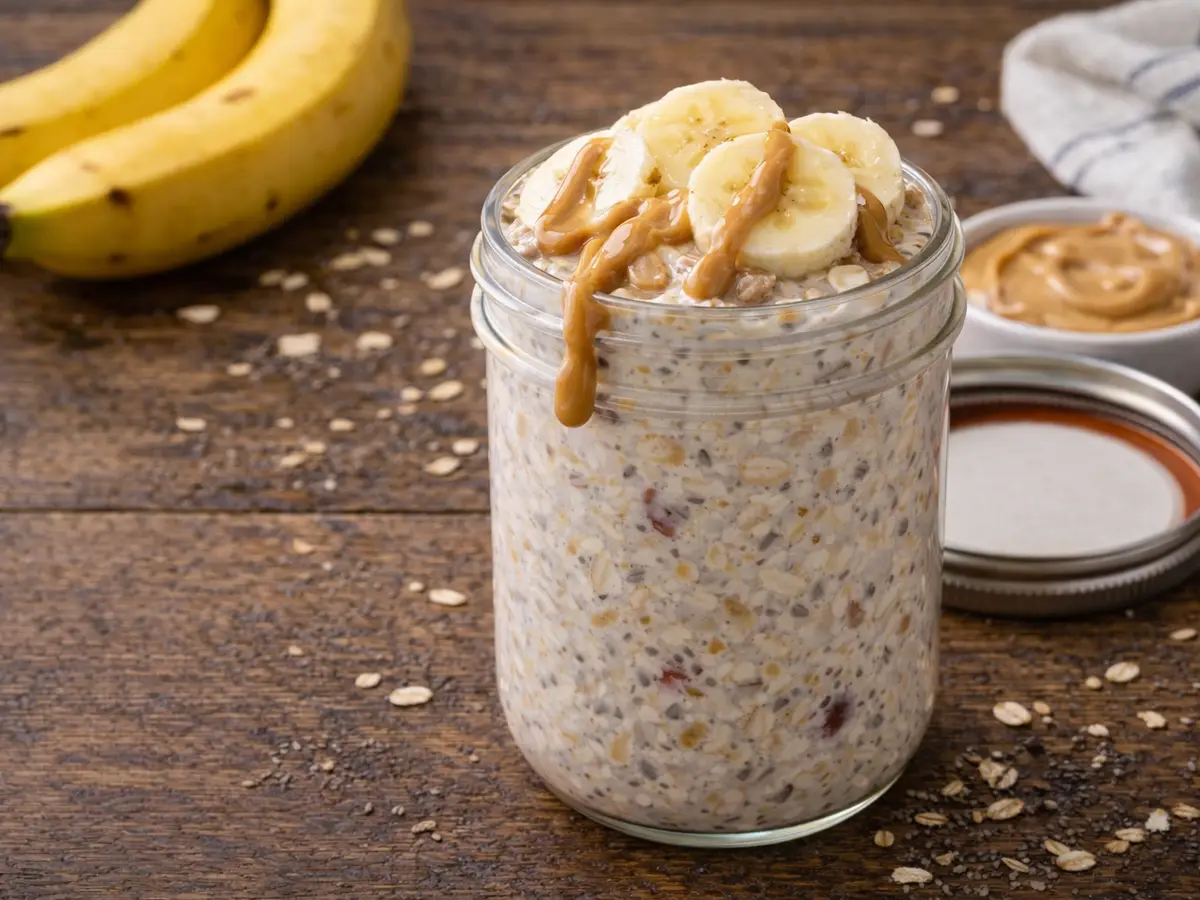 Nocna owsianka z masłem orzechowym i bananem
