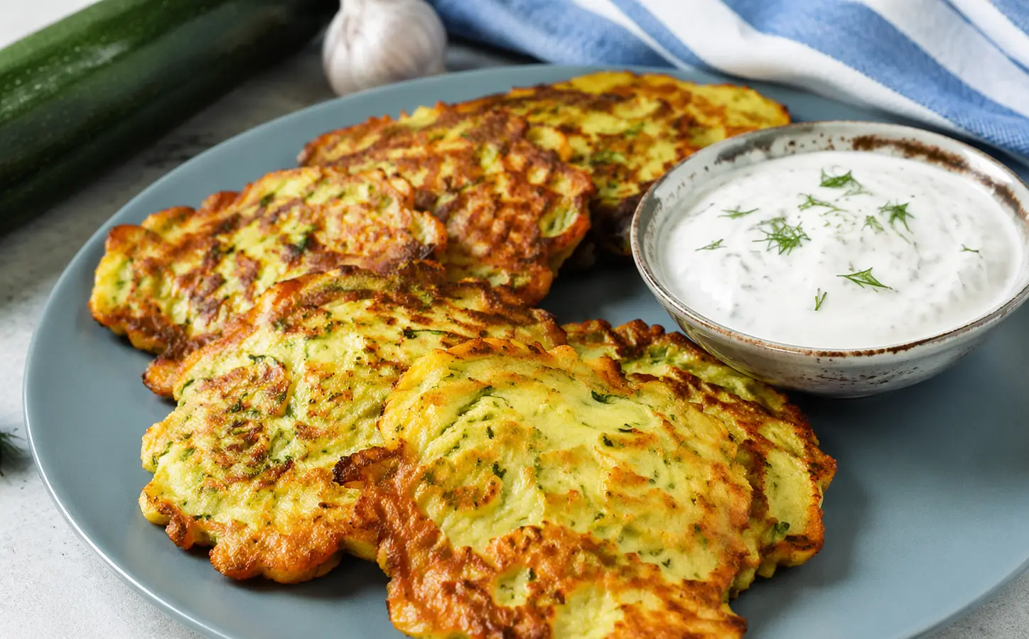 Placki z cukinii z jogurtem