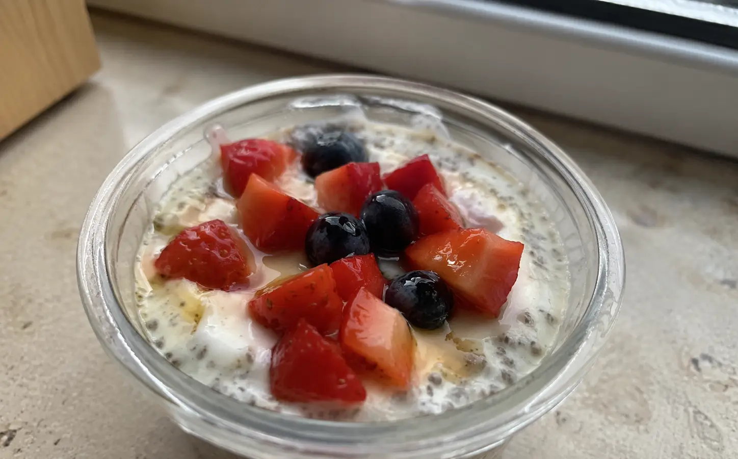 Pudding chia z jogurtem i owocami