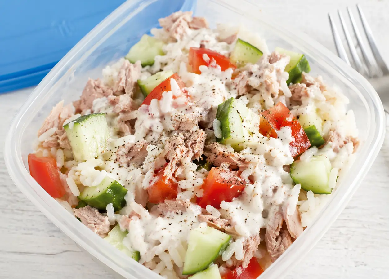 Sałatka z ryżem i tuńczykiem w pudełku