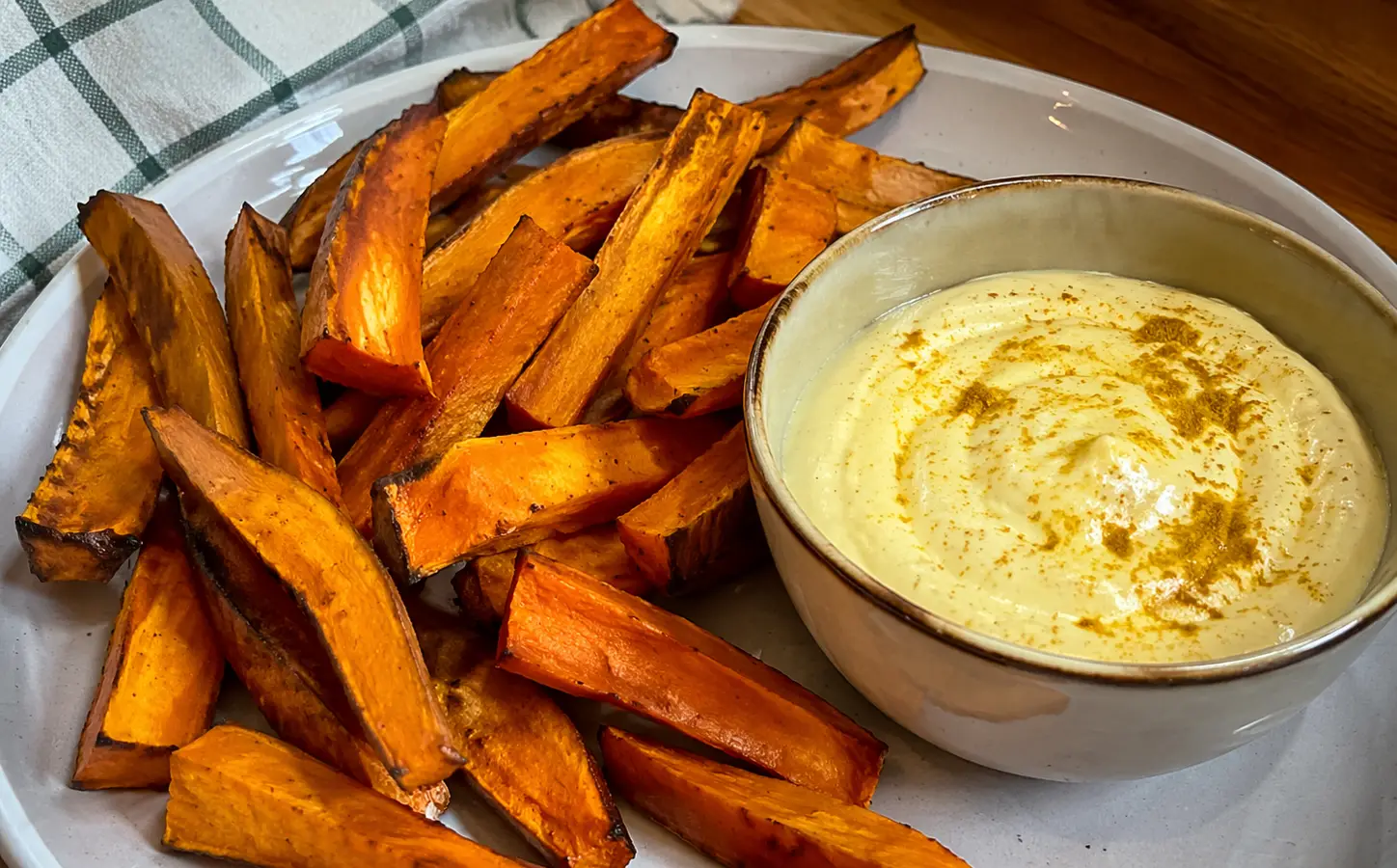 Słupki z pieczonego batata z dipem